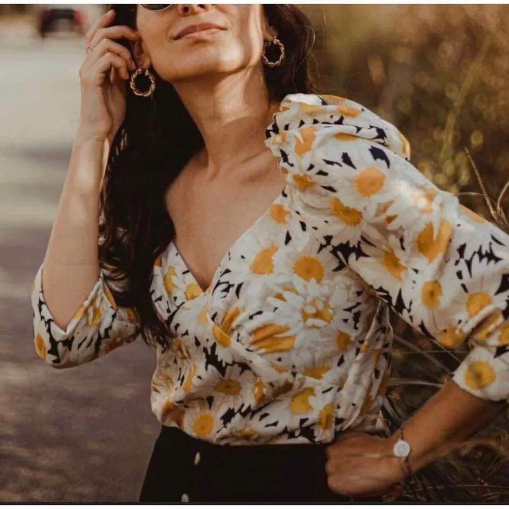 Zara Daisy Pattern Peasant Blouse Floral V Neck Puff‎ Sleeves Size S